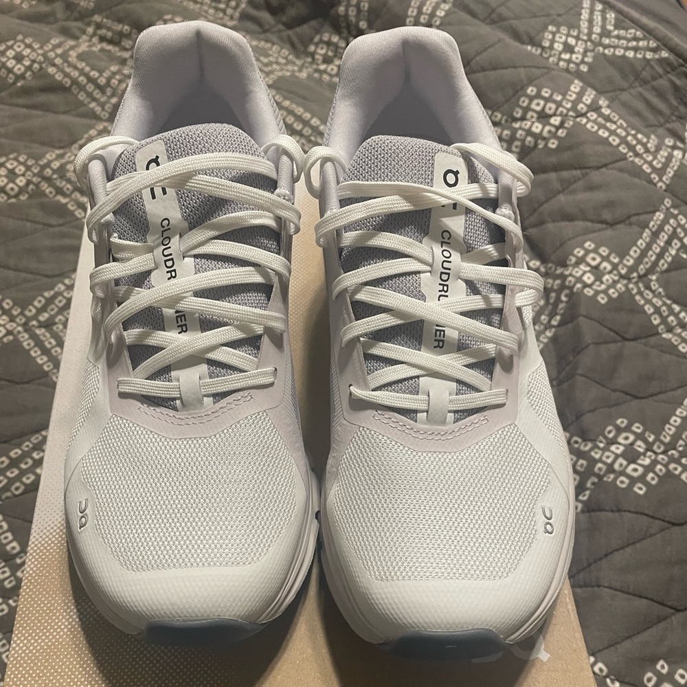On Cloud white CLOUDRUNNER WIDE size 8W